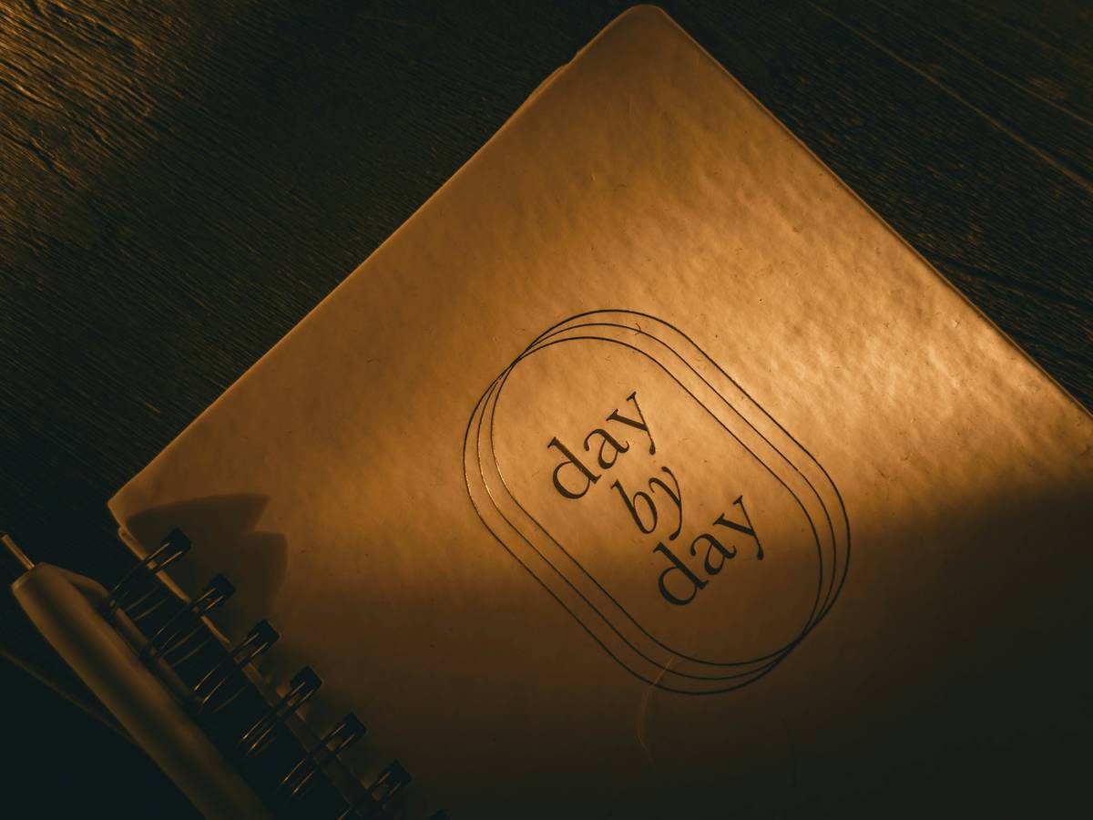 Diagram illustrating the habit loop: cue, routine, reward