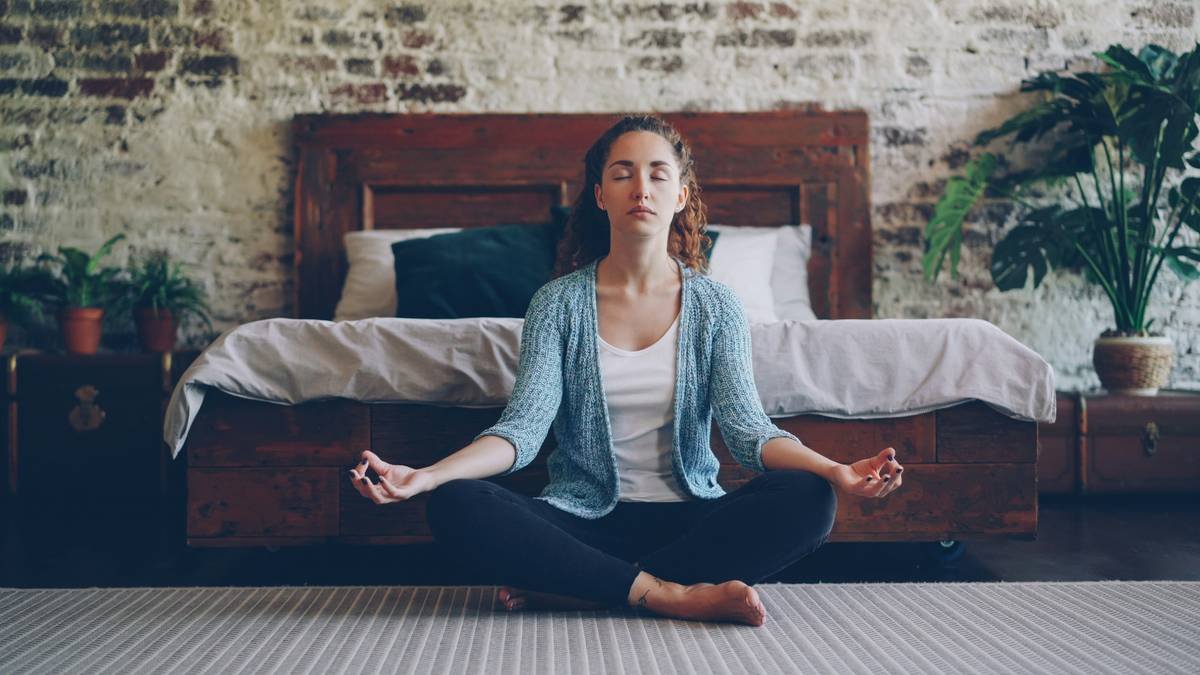 Infographic showing brain regions affected by daily meditation: prefrontal cortex thickens, amygdala shrinks, hippocampus grows